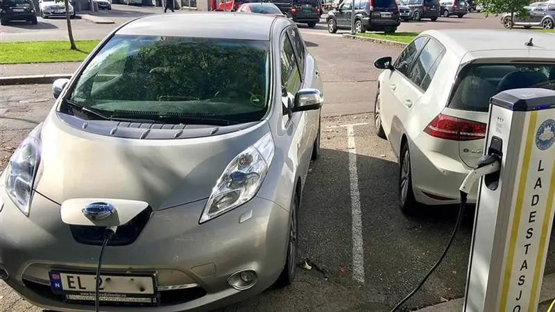 A Nissan Leaf and a Volkswagen e-Golf charging at a street charging station in Tønsberg, Norway